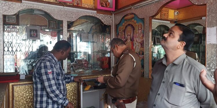 ज्वेलरी दुकान में चोरों ने दिया बड़ी घटना को अंजाम, स्वर्णाभूषण के साथ-साथ सीसीटीवी कैमरा का डीवीआर, एलसीडी टीवी समेत अन्य सामानों को उड़ा ले गए चोर,कारोबारियों ने जताई पुलिस के प्रति नाराजगी