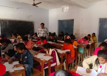 दूसरे के बदले मैट्रिक की परीक्षा दे रही एक महिला परीक्षार्थी गिरफ्तार,एडीएम द्वारा गिरफ्तार कराई गई नकली परीक्षार्थी ने स्वीकारा कि,पन्द्रह हजार में प्रथम श्रेणी से पास कराने को ले तय हुआ था सौदा