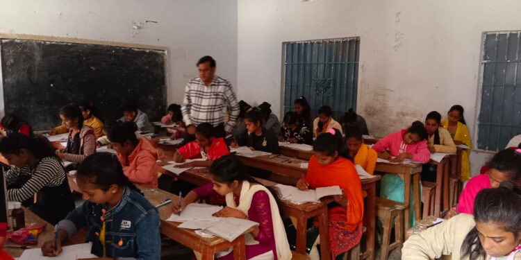 दूसरे के बदले मैट्रिक की परीक्षा दे रही एक महिला परीक्षार्थी गिरफ्तार,एडीएम द्वारा गिरफ्तार कराई गई नकली परीक्षार्थी ने स्वीकारा कि,पन्द्रह हजार में प्रथम श्रेणी से पास कराने को ले तय हुआ था सौदा