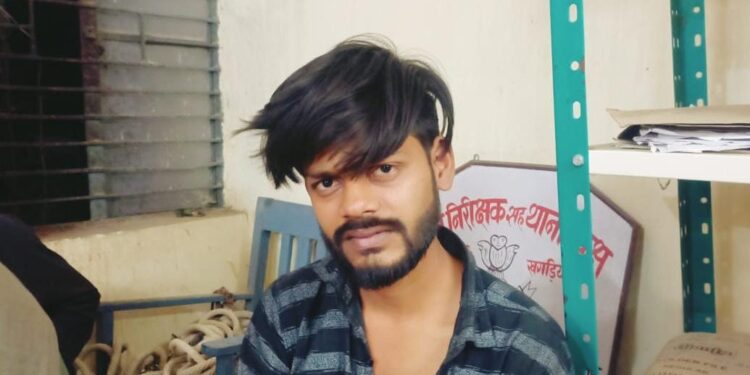 सनकी बन चुका नशेड़ी पुत्र कर रहा था पिता की जान लेने की कोशिश, पड़ोसियों की मदद से बाल-बाल बची जान,पिता की शिकायत पर पुत्र गिरफ्तार