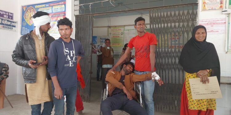 एसएसबी कमांडेंट पर जानलेवा हमला मामले में दूसरा आरोपी शौहीद आलम भी चढ़ा पुलिस के हत्थे 20 फरवरी को सेब के आड़ में गांजा की तस्करी के दौरान कमांडेंट पर हुआ था जानलेवा हमला