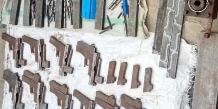 सोनवर्षा घाट मुशहरी में चल रही थी मिनी गन फैक्ट्री,भारी मात्रा में अर्धनिर्मित हथियार और हथियार बनाने में प्रयुक्त होने वाले औजार सहित तीन धंधेबाज धराए