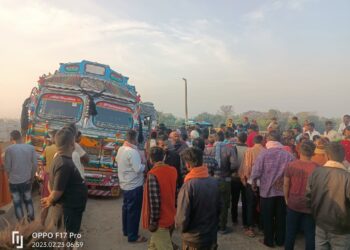बालू लदे अनियंत्रित ट्रक ने बूढ़ी गंडक पुल पर युवक को रौंदा,दर्दनाक मौत से आक्रोशित लोगों ने तीन घंटे तक एनएच 31को रखा जाम,खनन विभाग की गाड़ी द्वारा पीछा किए जाने के कारण ट्रक चालक ने खोया संतुलन