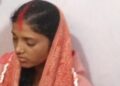 आपत्तिजनक स्थिति में पकड़े गए प्रेमी युगल की ग्रामीणों ने कराई शादी,2 घंटे बाद ही दूल्हा हो गया फरार,गायब पति की तलाश में थाने का चक्कर काट रही नवविवाहिता