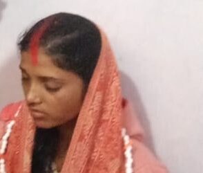 आपत्तिजनक स्थिति में पकड़े गए प्रेमी युगल की ग्रामीणों ने कराई शादी,2 घंटे बाद ही दूल्हा हो गया फरार,गायब पति की तलाश में थाने का चक्कर काट रही नवविवाहिता