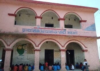 बच्चों का निवाला गटक जाते हैं गुरुजी,शुक्रवार को थमा देते हैं सड़ा-गला फल…हाल प्राथमिक विद्यालय छोटी भरना का