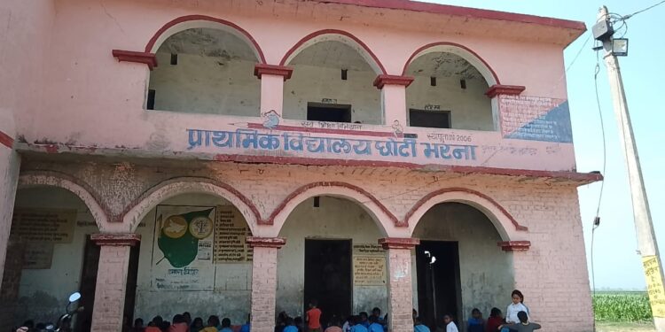 बच्चों का निवाला गटक जाते हैं गुरुजी,शुक्रवार को थमा देते हैं सड़ा-गला फल…हाल प्राथमिक विद्यालय छोटी भरना का