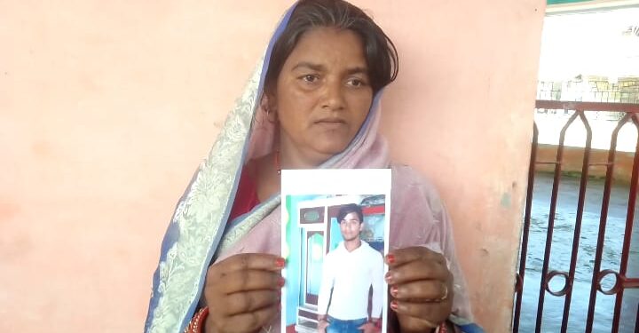 बेटे को गांव के एक अन्य युवक के साथ पांच माह पहले पकड़ ली थी पुलिस, अब तक नहीं लौटा है घर, रिंकू देवी थानाध्यक्ष से लगायी सकुशल बरामदगी की गुहार