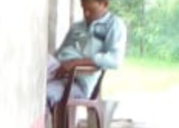 आखिर कैसे होगी पढ़ाई!स्कूल में आकर सो जाते हैं हेडमास्टर साहब,शिक्षण कार्य से अधिक डॉक्टरी पेशे में है दिलचस्पी