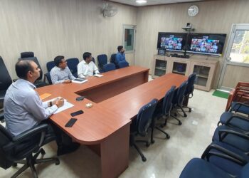 जल संरक्षण और हर खेत में पानी पहुंचाने का डीएम डॉक्टर आलोक रंजन घोष ने लक्ष्य किया निर्धारित, कार्यक्रम पदाधिकारियों के साथ की मंत्रणा