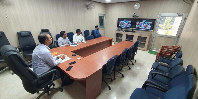 जल संरक्षण और हर खेत में पानी पहुंचाने का डीएम डॉक्टर आलोक रंजन घोष ने लक्ष्य किया निर्धारित, कार्यक्रम पदाधिकारियों के साथ की मंत्रणा