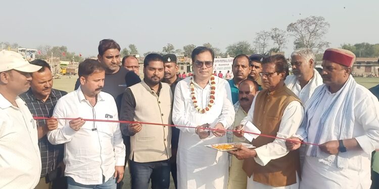 नवनिर्मित सड़क का उद्घाटन करने पहुंचे विधायक डॉक्टर संजीव कुमार के स्वागत में उमड़ी भीड़, कहा-बिहार के मुखिया नीतीश कुमार के नेतृत्व में बह रही है विकास की बयार,आने वाले समय में मॉडल विधानसभा के रुप में जाना जाएगा परबत्ता विस