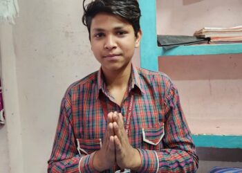 डीएम साहब,मैं पढ़-लिखकर समाज के लिए कुछ करना चाहता हूं बेहतर…बीपीएल कोटे से नामांकन तो ले लिया गया…लेकिन रह-रहकर प्रतिष्ठित डीएवी पब्लिक स्कूल प्रबंधन द्वारा किया जाता है जलील… आपसे है न्याय पाने की उम्मीद,मेरी फरियाद सुनिए न!पढ़िए… फल बेचकर किसी तरह अपने बच्चे को पढ़ाने वाले मोहम्मद ईरशाद आलम और उनके पुत्र सादिक की व्यथा-कथा