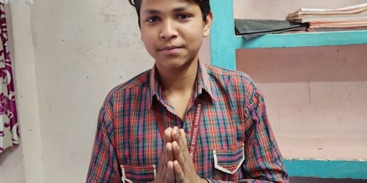 डीएम साहब,मैं पढ़-लिखकर समाज के लिए कुछ करना चाहता हूं बेहतर…बीपीएल कोटे से नामांकन तो ले लिया गया…लेकिन रह-रहकर प्रतिष्ठित डीएवी पब्लिक स्कूल प्रबंधन द्वारा किया जाता है जलील… आपसे है न्याय पाने की उम्मीद,मेरी फरियाद सुनिए न!पढ़िए… फल बेचकर किसी तरह अपने बच्चे को पढ़ाने वाले मोहम्मद ईरशाद आलम और उनके पुत्र सादिक की व्यथा-कथा