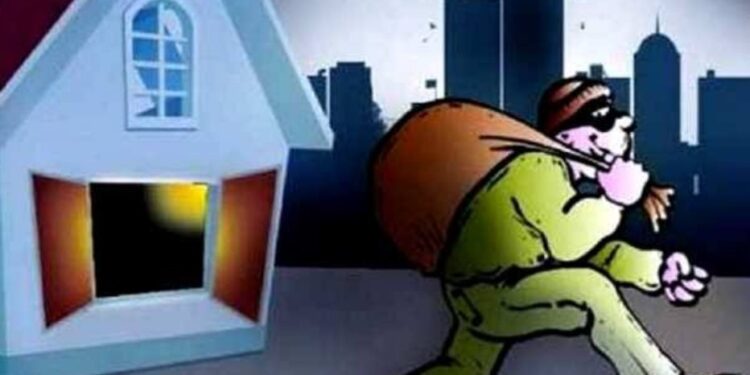 शादी से पहले घर में हो गयी भीषण चोरी,रात्रि में चोरों ने लाखों का माल उड़ाया