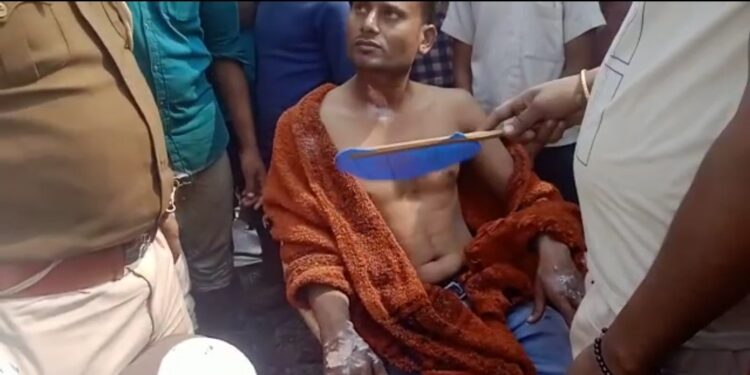 शार्ट सर्किट से किराना के थौक विक्रेता की दुकान में लगी भीषण आग,बच्चे को बचाने के दौरान दुकान मालिक भी झुलसे, अग्निकांड में लाखों की संपत्ति जलकर राख