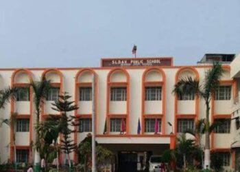 गोलमाल है भाई… गोलमाल है…बहुचर्चित डीएवी स्कूल में सब गोलमाल है,ठेले पर फल बेचकर किसी तरह डीएवी स्कूल में अपने बच्चे को पढ़ाने वाले मोहम्मद इरशाद आलम ने खोलकर रख दिया पूरा काला चिट्ठा