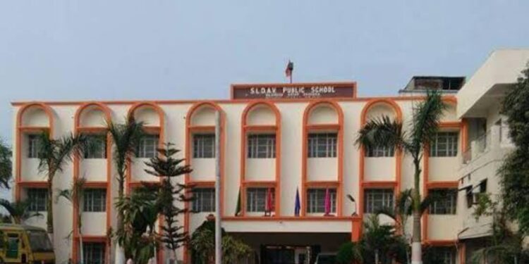 गोलमाल है भाई… गोलमाल है…बहुचर्चित डीएवी स्कूल में सब गोलमाल है,ठेले पर फल बेचकर किसी तरह डीएवी स्कूल में अपने बच्चे को पढ़ाने वाले मोहम्मद इरशाद आलम ने खोलकर रख दिया पूरा काला चिट्ठा