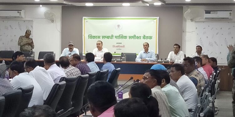 आवास पूर्णता मामले में खराब प्रदर्शन करने वाले आवास सहायकों पर होगी कार्रवाई, विकासात्मक कार्यों की समीक्षात्मक बैठक में डीएम डॉक्टर आलोक रंजन घोष ने कई दिशा-निर्देश किए जारी