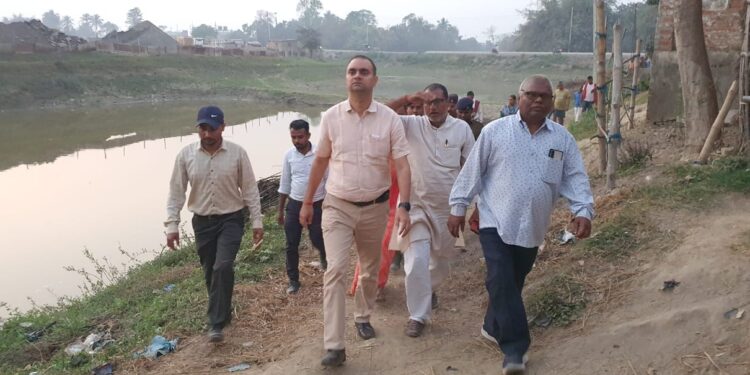 प्रधानमंत्री आवास योजना (ग्रामीण),इंदिरा आवास योजना की डीएम डॉक्टर आलोक रंजन घोष ने की समीक्षा,कहा-भूमिहीनों के आवास निर्माण को ले भी हो रही व्यवस्था