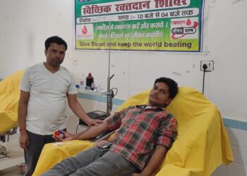 …और जब इंद्रजीत ने सदर अस्पताल में भर्ती जरुरतमंद वृद्ध को ब्लड किया दान,पूर्व वार्ड पार्षद रणवीर की पहल लायी रंग, वृद्ध को अस्पताल में भर्ती करने के लिए डीएम को जारी करना पड़ा था निर्देश