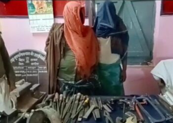 मक्के के खेत में मिनी गन फैक्ट्री संचालित कर उगलाए जा रहे थे अवैध हथियार, निर्मित और अर्धनिर्मित हथियारों के साथ संचालक और कारीगर धराया