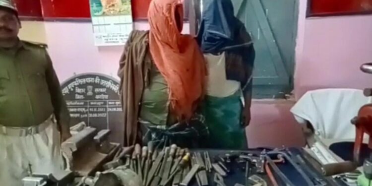 मक्के के खेत में मिनी गन फैक्ट्री संचालित कर उगलाए जा रहे थे अवैध हथियार, निर्मित और अर्धनिर्मित हथियारों के साथ संचालक और कारीगर धराया