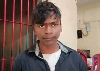 दुकान में चोरी कर भाग रहे शातिर चोर को ग्रामीणों ने दबोचकर किया पुलिस के हवाले,पास से देसी कट्टा और कारतूस बरामद