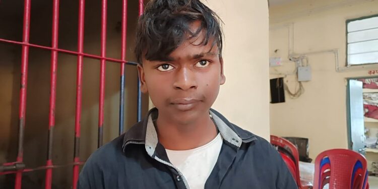 दुकान में चोरी कर भाग रहे शातिर चोर को ग्रामीणों ने दबोचकर किया पुलिस के हवाले,पास से देसी कट्टा और कारतूस बरामद