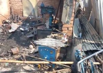 दुकान में लगी आग,पांच लाख से अधिक का समान जलकर राख,दुकानदार मोहम्मद परवेज ने कहा-दुकान में आग लगी नहीं बल्कि किसी ने आग लगाई