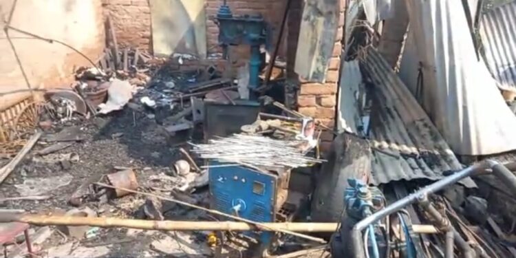 दुकान में लगी आग,पांच लाख से अधिक का समान जलकर राख,दुकानदार मोहम्मद परवेज ने कहा-दुकान में आग लगी नहीं बल्कि किसी ने आग लगाई
