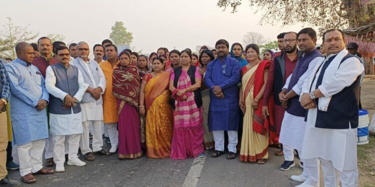 पटना में आयोजित होने वाले महिला प्रतिनिधि सम्मेलन में भाग लेने को ले खगड़िया से जदयू कार्यकर्त्ता का जत्था रवाना