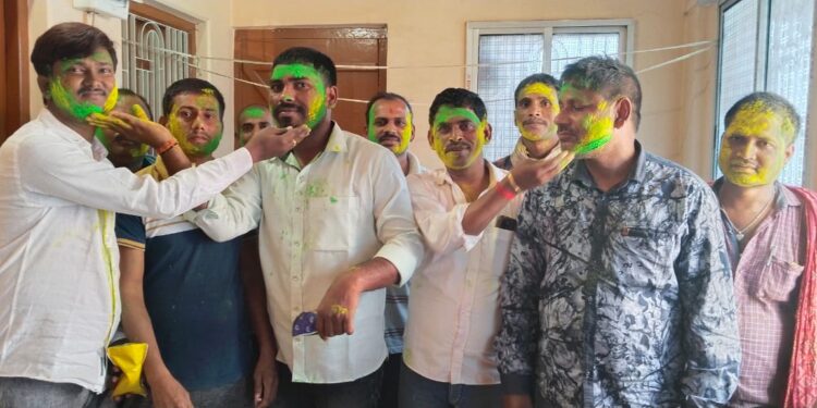 होली मिलन समारोह आयोजित कर लोजपा (रामविलास)के नेताओं और कार्यकर्ताओं ने एक दूसरे को दी होली की शुभकामनाएं