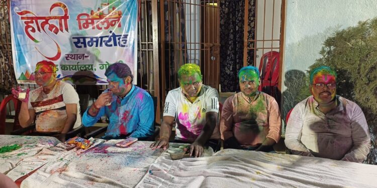 शांति और उल्लास के बीच लोगों ने मनाई होली,होली मिलन समारोह आयोजित कर एसडीओ ने खेली होली,शांतिपूर्ण माहौल में होली सम्पन्न कराने को ले लोगों ने जिला प्रशासन को दिया साधुवाद