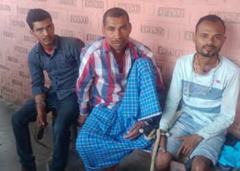 देशी महुआ शराब के साथ दो शराब तस्कर और एक शराबी धराया