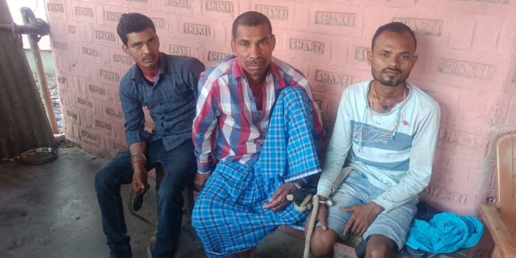 देशी महुआ शराब के साथ दो शराब तस्कर और एक शराबी धराया