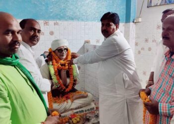 पूर्व नगर सभापति मनोहर यादव के पिता कर्मवीर छोटेलाल यादव की पुण्यतिथि पर जरुरतमंदों के बीच अंग वस्त्र का वितरण,खिलायी गयी मिठाईयां