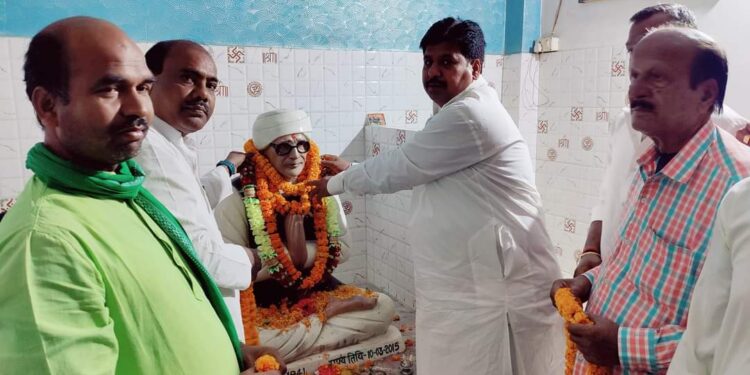पूर्व नगर सभापति मनोहर यादव के पिता कर्मवीर छोटेलाल यादव की पुण्यतिथि पर जरुरतमंदों के बीच अंग वस्त्र का वितरण,खिलायी गयी मिठाईयां