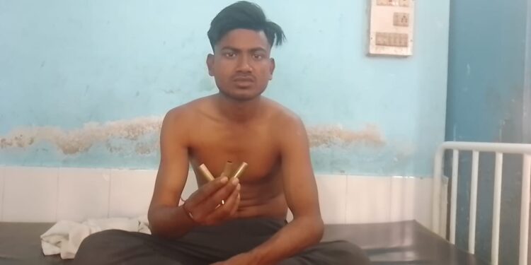 तीन माह पूर्व किए गए मुकदमे को वापस लेने से युवक ने किया इंकार तो दबंगो ने की फायरिंग,पीट- पीटकर किया जख्मी