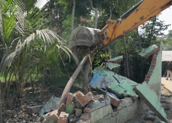 हाई कोर्ट के आदेश पर आम रास्ते से हटाया गया अतिक्रमण,परबत्ता के मुरादपुर गांव में चला प्रशासनिक बुलडोजर