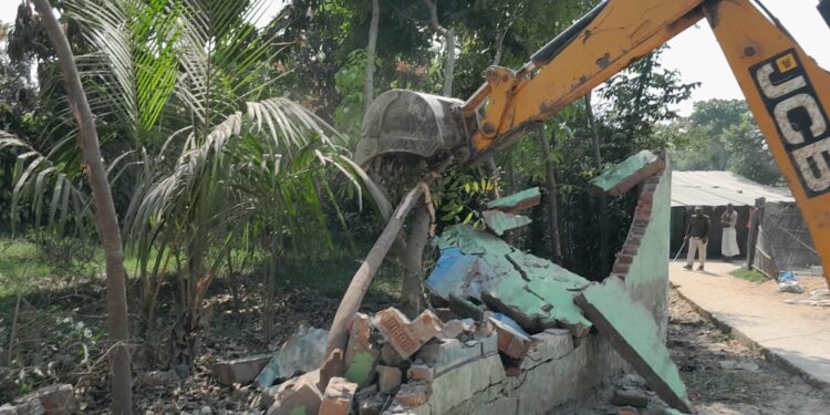 हाई कोर्ट के आदेश पर आम रास्ते से हटाया गया अतिक्रमण,परबत्ता के मुरादपुर गांव में चला प्रशासनिक बुलडोजर
