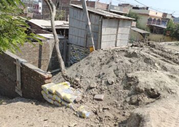 जीएन बांध पर दबंगों द्वारा किया जा रहा अतिक्रमण, मिट्टी काट-काटकर भरा जा रहा घर-आंगन,प्रशासन बेखबर