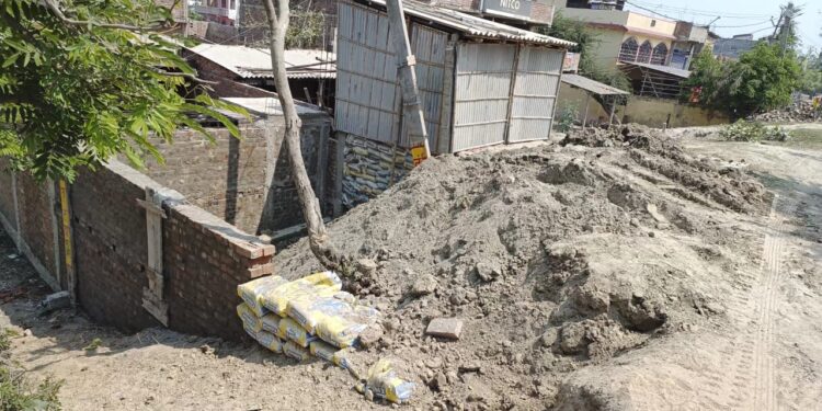 जीएन बांध पर दबंगों द्वारा किया जा रहा अतिक्रमण, मिट्टी काट-काटकर भरा जा रहा घर-आंगन,प्रशासन बेखबर