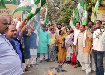 जदयू जिलाध्यक्ष बबलू मंडल ने गरीब छात्रों की छात्रवृत्ति छीनना को बताया महापाप, तो पूर्व विधायक पूनम यादव ने कहा-छात्र विरोधी बीजेपी सरकार को उखाड़ फेंके