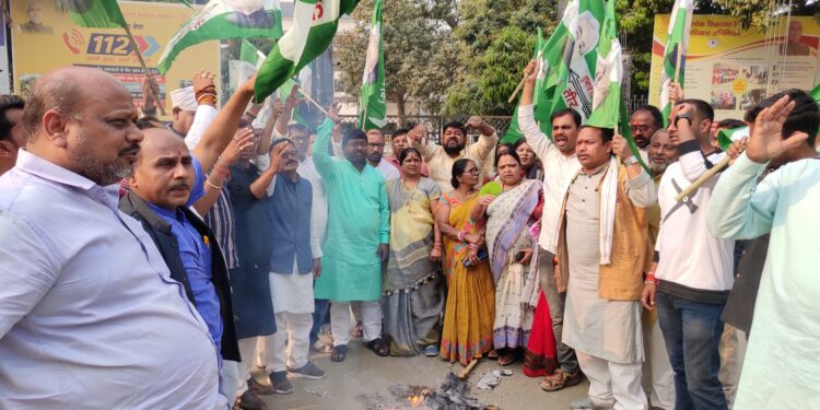 जदयू जिलाध्यक्ष बबलू मंडल ने गरीब छात्रों की छात्रवृत्ति छीनना को बताया महापाप, तो पूर्व विधायक पूनम यादव ने कहा-छात्र विरोधी बीजेपी सरकार को उखाड़ फेंके