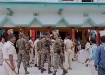 बहुचर्चित बृजेश हत्याकांड के आरोपियों पर कसने लगा है पुलिसिया शिकंजा,हत्यारोपियों के घर इश्तिहार चिपकाकर पुलिस ने परिजनों से कहा-अविलंब नहीं किया आत्मसमर्पण तो घर पर चलेगा बुलडोजर,हड़कंप व्याप्त