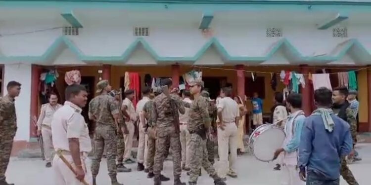 बहुचर्चित बृजेश हत्याकांड के आरोपियों पर कसने लगा है पुलिसिया शिकंजा,हत्यारोपियों के घर इश्तिहार चिपकाकर पुलिस ने परिजनों से कहा-अविलंब नहीं किया आत्मसमर्पण तो घर पर चलेगा बुलडोजर,हड़कंप व्याप्त
