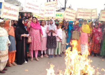 पियक्कड़ों और शराब कारोबारियों का सुधार वाहिनी ने फूंका पुतला… घर-परिवार बर्बाद करने के लिए शराबी से अधिक शराब कारोबारी जिम्मेदार: जेबा खातून