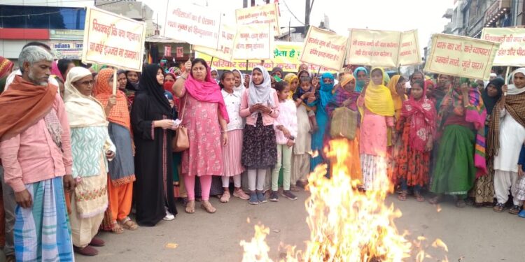 पियक्कड़ों और शराब कारोबारियों का सुधार वाहिनी ने फूंका पुतला… घर-परिवार बर्बाद करने के लिए शराबी से अधिक शराब कारोबारी जिम्मेदार: जेबा खातून
