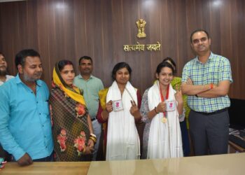 इंटरमीडिएट टॉपर छात्राओं को डीएम डॉक्टर आलोक रंजन घोष ने दिया प्रशस्ति पत्र,उत्साहवर्धन करते हुए कहा-किसी भी क्षेत्र में कम नहीं हैं लड़कियां